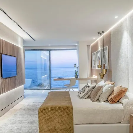 Moderno Apartamento Con Terraza En Estepona