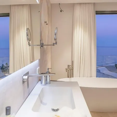 Moderno Apartamento Con Terraza En Estepona