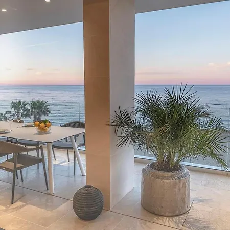 Moderno Apartamento Con Terraza En Estepona