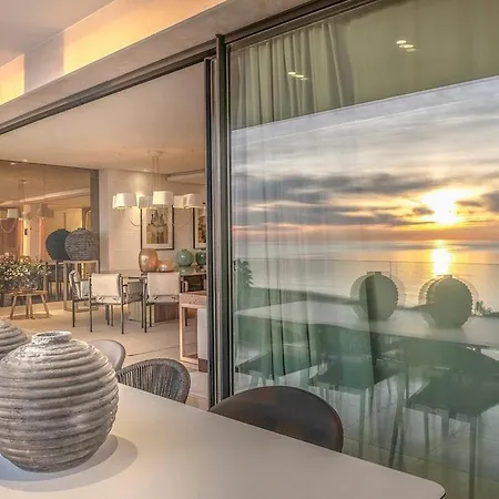 Moderno Apartamento Con Terraza En Estepona